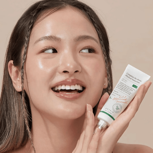 Kvinna håller AXIS-Y Complete No-Stress Physical Sunscreen